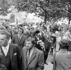856133 Afbeelding van het publiek op het Vredenburg te Utrecht, tijdens de opening van het winkelcentrum Hoog ...